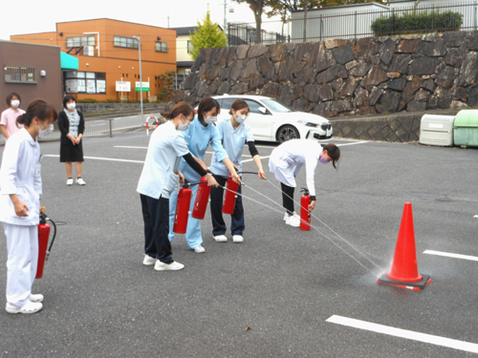 4、名訓練用消火器（水消火器）を使用した消火訓練。